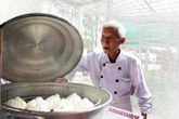 Người đầu bếp hơn 70 năm làm bánh, lấy đồng lời nuôi lớp học miễn phí