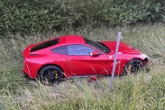 Xe Ferrari hàng chục tỉ gặp nạn lao xuống mương, chủ xe lại hành động khó hiểu, nguy cơ bị truy tố