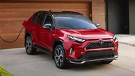 Chủ xe hybrid sạc điện bị chỉ trích 'không sạch' vì lười cắm điện, Toyota cho thấy điều ngược lại