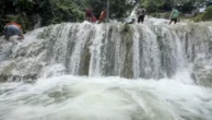 Bé trai đuối nước giữa dòng thác, được nam sinh viên trường y ép tim cứu sống kịp thời