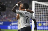 Thủ lĩnh Mbappe được khen vì bịt miệng Vinicius, tránh án phạt