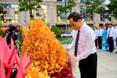 Bí thư Trần Lưu Quang cùng đoàn đại biểu TP.HCM dâng hoa tưởng niệm Chủ tịch Hồ Chí Minh