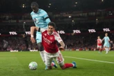 Ngôi sao Arsenal bị tụt quần trong lúc thi đấu