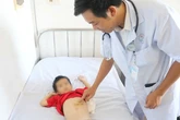 Phẫu thuật lấy búi tóc nặng nửa ký khỏi dạ dày bệnh nhi 5 tuổi