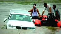 Bố tặng con BMW, 'cậu ấm' thả xe trôi sông để đòi Jaguar, nhận ngay kết đắng