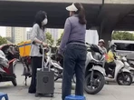 Xử phạt người bán trà đá đuổi cô gái khỏi vỉa hè vì 'đứng vào chỗ bán hàng'
