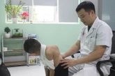Bé trai 9 tuổi khó thở vì cột sống biến dạng sau 2 năm không tái khám