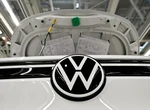 Tranh cãi logo hãng xe Volkswagen: Chữ V và W dính liền hay tách nhau?
