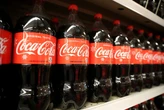 Coca-Cola ra mắt nước ngọt dùng đường mía sau tuyên bố của ông Trump