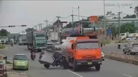 Camera ghi cảnh xe ba gác lật ngửa sau va chạm với xe bồn, tài xế bị cán chết
