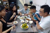 Còn trẻ ai cũng muốn đi xa, trưởng thành chỉ muốn trở về, có tiếng dép của mẹ, có dáng cha xem tivi
