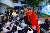 Không cần âm thanh, sinh viên tạo nên sân chơi rộn ràng cho trẻ khiếm thính