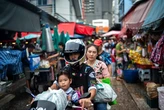 Hơn 5 triệu người Thái ngập trong nợ, kiệt sức vì chi tiêu vượt thu nhập