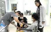 Cho chó béc giê ăn, người phụ nữ bị cắn dập nát bàn tay