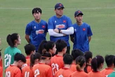 HLV Kim Sang Sik chi viện cho tuyển nữ Việt Nam