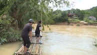 Cầu tạm bị lũ cuốn, hơn 100 người dân thôn Hành liều mình đi bè qua sông