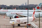 Hãng hàng không Canada phục vụ rượu miễn phí ở hạng phổ thông để giữ chân khách