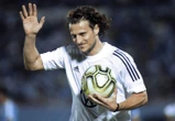 Cựu tiền đạo Diego Forlan gãy 3 xương sườn sau va chạm kinh hoàng