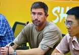 HLV Harry Kewell đã yêu cầu tạm dừng trận đấu để bảo vệ cầu thủ