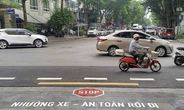 Sơn chữ trên đường để nhắc tài xế dừng lại khi đi từ tuyến nhánh ra đường chính
