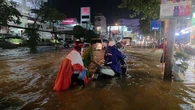 Triều cường dâng cao vượt kỷ lục, nhiều nơi ở TP Cần Thơ chìm trong biển nước