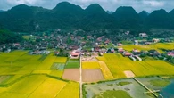 Ngôi làng du lịch tốt nhất thế giới có hàng trăm nhà sàn lợp ngói âm dương cùng quay về một hướng