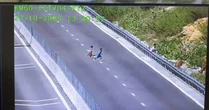 3 thiếu niên đi bộ vào đường cao tốc chặn xe, ném đá 'cho vui'