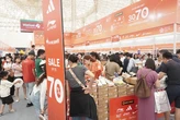Du khách nườm nượp mua sắm ở Hội chợ Mùa thu, nhiều gian hàng giảm giá tới 70%
