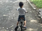 Làm thế nào cho con tuổi thơ hạnh phúc? - Kỳ 5: 'Dụ' con ra khỏi phòng