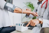 Bác sĩ nước ngoài được hành nghề mà không cần chứng chỉ y khoa của Mỹ?