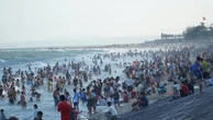 Nắng đẹp, biển Phan Thiết - Mũi Né tấp nập du khách dịp lễ 30-4