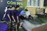 Phụ huynh cùng con chui 'địa đạo' dịp khai giảng đặc biệt