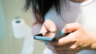 Ngày càng nhiều người mắc 'bệnh khó nói' vì... cái điện thoại