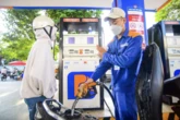 Giá xăng dầu đồng loạt tăng, RON95 cán mốc 20.439 đồng/lít
