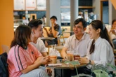 Bị tố bịt kín ổ điện để đuổi khách ngồi lâu, The Coffee House nói 'đang điều chỉnh'