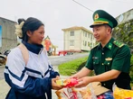 Lính biên phòng tiếp sức bánh mì, sữa cho sĩ tử, sẵn sàng vượt đèo núi đón thí sinh