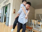 Nữ sinh nằm băng ca làm bài thi tốt nghiệp THPT