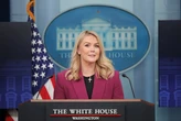Thư ký báo chí Nhà Trắng bị chỉ trích vì ca ngợi ông Trump quá đà