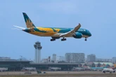 Vietnam Airlines lãi kỉ lục nửa đầu năm, nợ vẫn 'nhức đầu'?