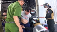 Đánh mẹ rồi đâm vào ngực khiến cán bộ an ninh nguy kịch, thanh niên cố thủ trong nhà