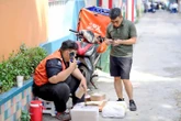 Shopee thu 'phí hạ tầng', khó cho cửa hàng nhỏ