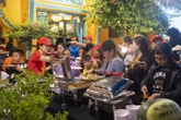 Ăn buffet phải đổi chén, đĩa sau mỗi lần lấy đồ ăn mới là lịch sự, văn minh?