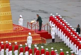 Xúc động hình ảnh vị tướng thắp sáng đài lửa truyền thống tại lễ diễu binh