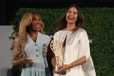 'Khoảnh khắc thế kỷ': Serena giới thiệu Sharapova vào Đại sảnh Danh vọng quần vợt
