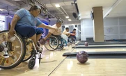 Người khuyết tật chơi bowling: Khi nghị lực lăn tròn cùng quả bóng 8kg
