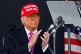 Ông Trump bất ngờ mềm mỏng, trấn an sinh viên Trung Quốc