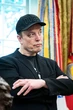 Tỉ phú Elon Musk nói bị con trai nhỏ đấm bầm một bên mắt