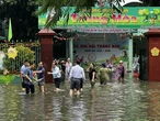 Giám đốc Sở GD-ĐT Hà Nội xắn quần, lội nước kiểm tra trường học ứng phó với ngập lụt