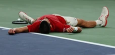 Djokovic nằm vật ra sân và phải đo huyết áp giữa trận đấu
