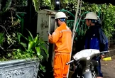 Hà Nội: Nhiều người tê chân tay khi đi qua đoạn ngập nước, nghi rò điện dưới lòng đường